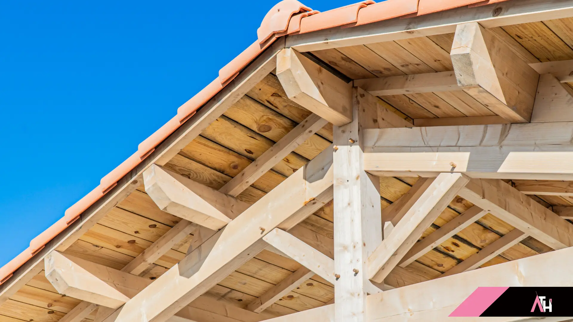 Charpente de toiture avec tuiles oranges réalisée par Atouts Travaux Habitat