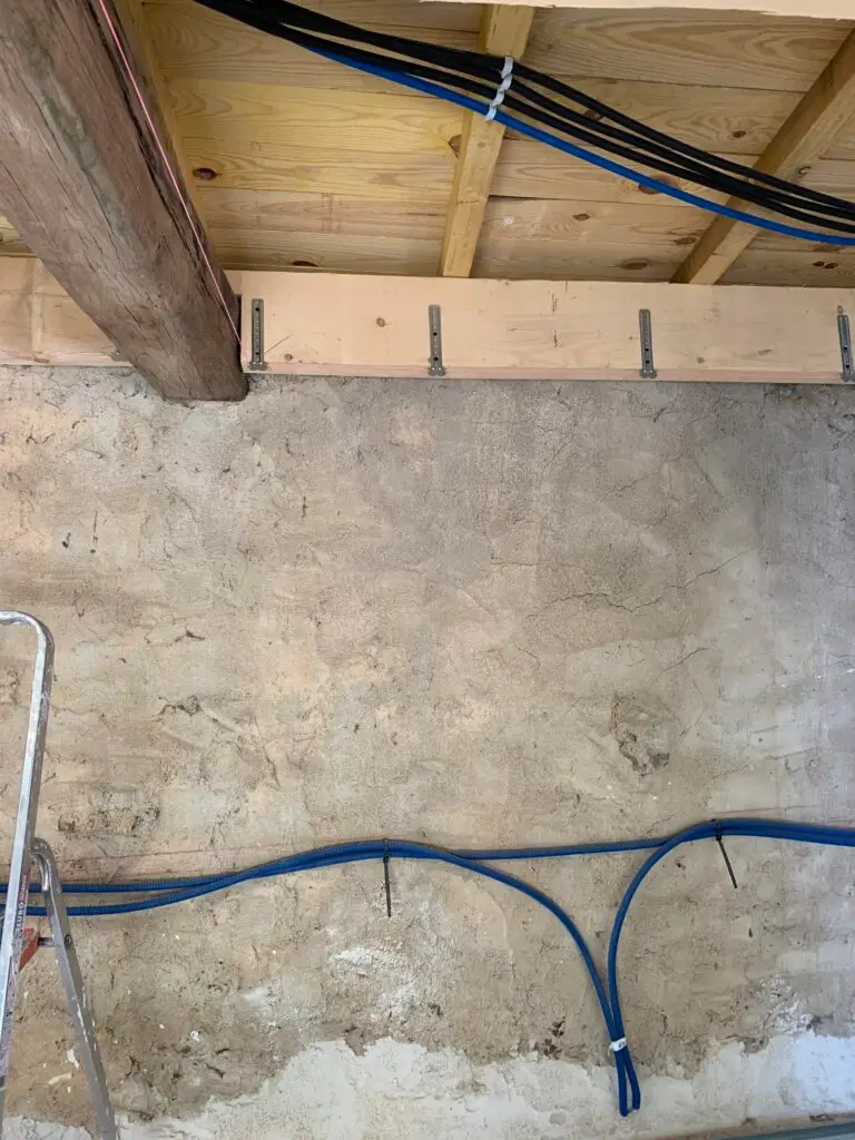 Installation des suspentes avec traçage au cordeau & Pose des fourrures F530 au plafond