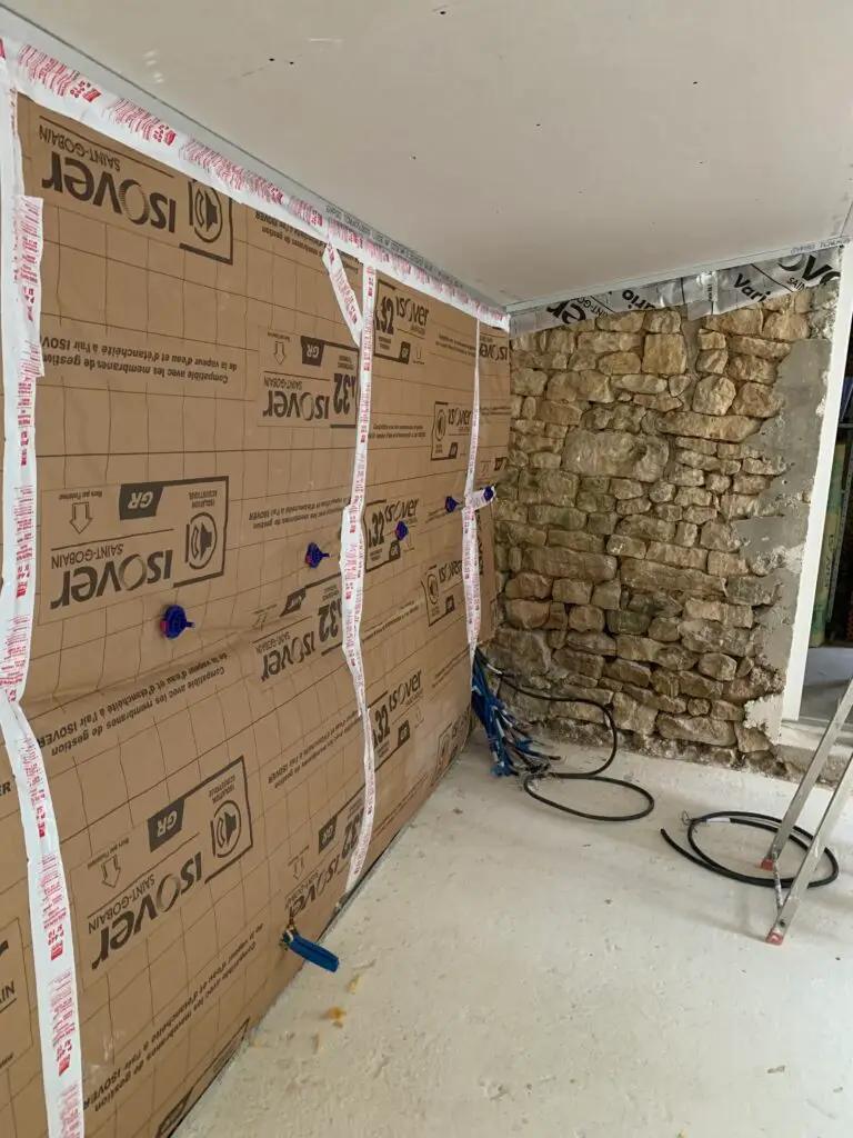 Mise en place de la laine de verre & Pose des fourrures F530 à la verticale compris réglage de celles-ci